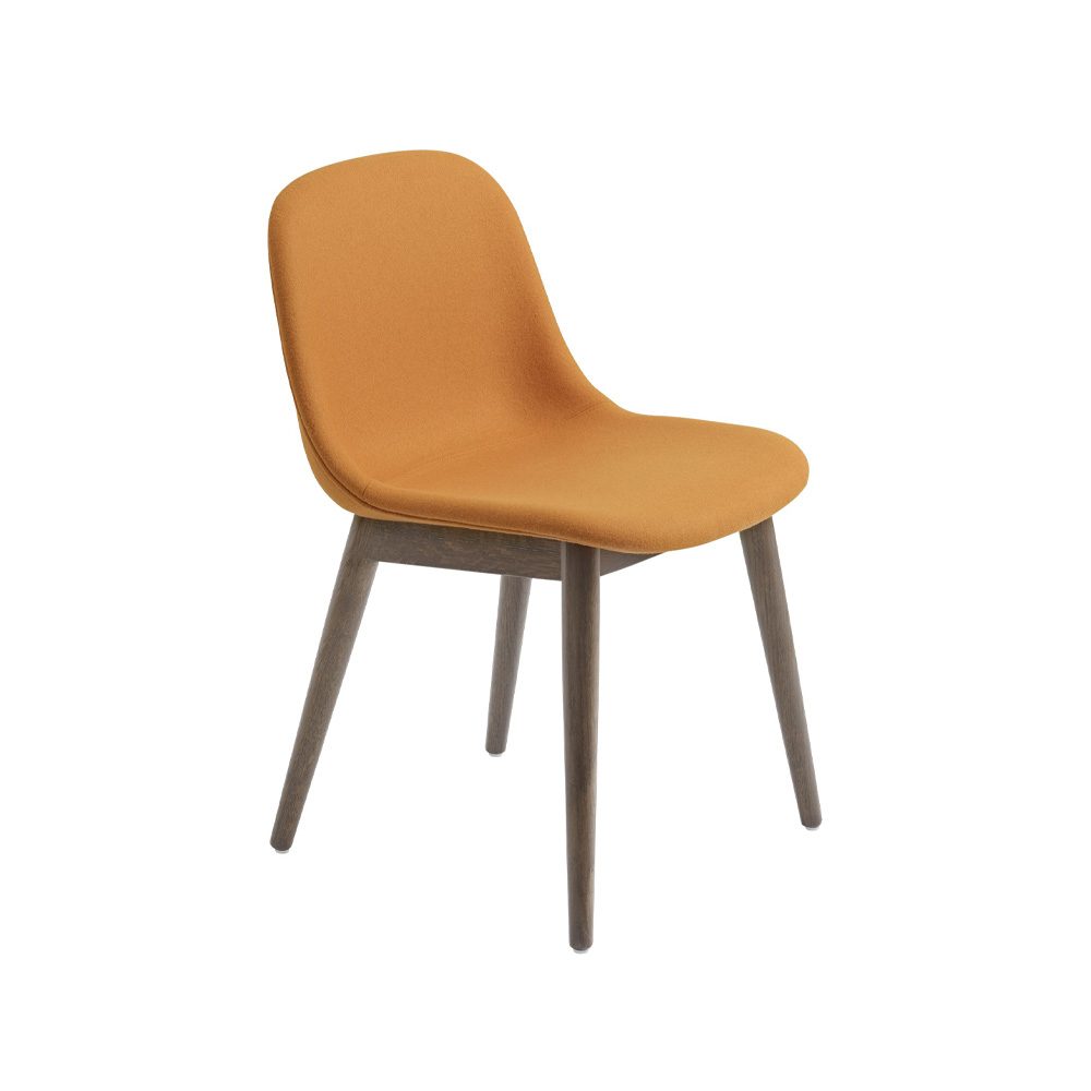 Fiber Stol med träben, tyg hero 451 orange, brunbetsade ekben