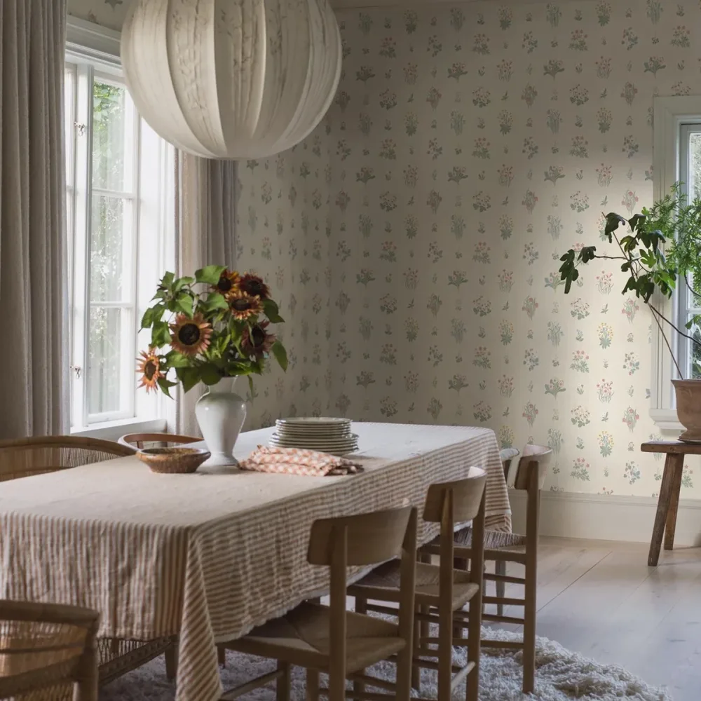 Tapet Österlen Ängsflora 6951 Ljusbeige Blommig